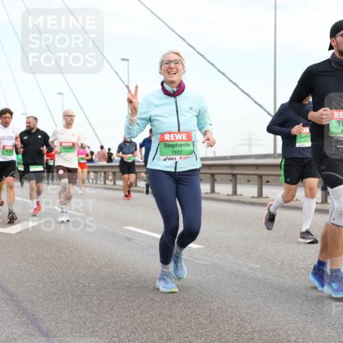 03.10.2025 - Köhlbrandbrückenlauf Lena Gebhardt http://msf.ph/oto/9198830 03.10.2025 15:36:04 Position 1 7922, 8706, 7917 meine-sportfotos.de