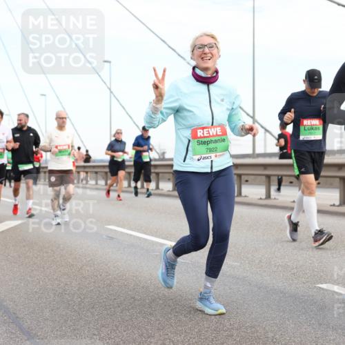 03.10.2025 - Köhlbrandbrückenlauf Lena Gebhardt http://msf.ph/oto/9198831 03.10.2025 15:36:04 Position 1 1, 7922, 7917, 8706 meine-sportfotos.de