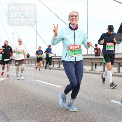 03.10.2025 - Köhlbrandbrückenlauf Lena Gebhardt http://msf.ph/oto/9198832 03.10.2025 15:36:04 Position 1 7922, 7917, 8706 meine-sportfotos.de