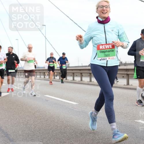 03.10.2025 - Köhlbrandbrückenlauf Lena Gebhardt http://msf.ph/oto/9198833 03.10.2025 15:36:04 Position 1 7922, 7917 meine-sportfotos.de