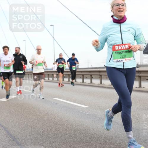03.10.2025 - Köhlbrandbrückenlauf Lena Gebhardt http://msf.ph/oto/9198834 03.10.2025 15:36:04 Position 1 7922 meine-sportfotos.de