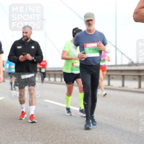 03.10.2025 - Köhlbrandbrückenlauf Lena Gebhardt http://msf.ph/oto/9198848 03.10.2025 15:36:08 Position 1  meine-sportfotos.de