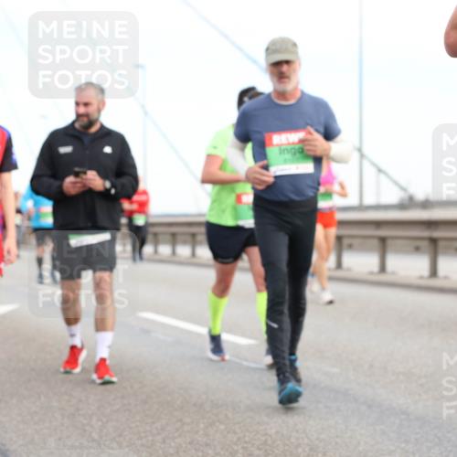 03.10.2025 - Köhlbrandbrückenlauf Lena Gebhardt http://msf.ph/oto/9198849 03.10.2025 15:36:08 Position 1  meine-sportfotos.de