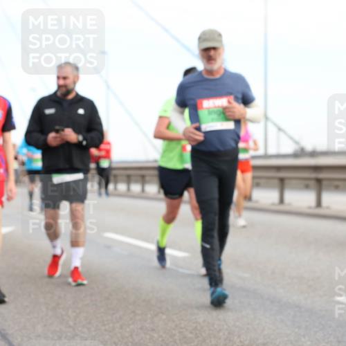 03.10.2025 - Köhlbrandbrückenlauf Lena Gebhardt http://msf.ph/oto/9198850 03.10.2025 15:36:08 Position 1  meine-sportfotos.de