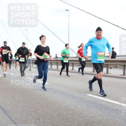 03.10.2025 - Köhlbrandbrückenlauf Lena Gebhardt http://msf.ph/oto/9198867 03.10.2025 15:36:13 Position 1  meine-sportfotos.de