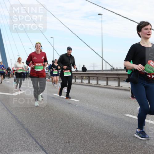 03.10.2025 - Köhlbrandbrückenlauf Lena Gebhardt http://msf.ph/oto/9198874 03.10.2025 15:36:14 Position 1 8335, 9171 meine-sportfotos.de