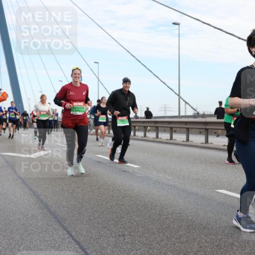 03.10.2025 - Köhlbrandbrückenlauf Lena Gebhardt http://msf.ph/oto/9198875 03.10.2025 15:36:14 Position 1 9171 meine-sportfotos.de