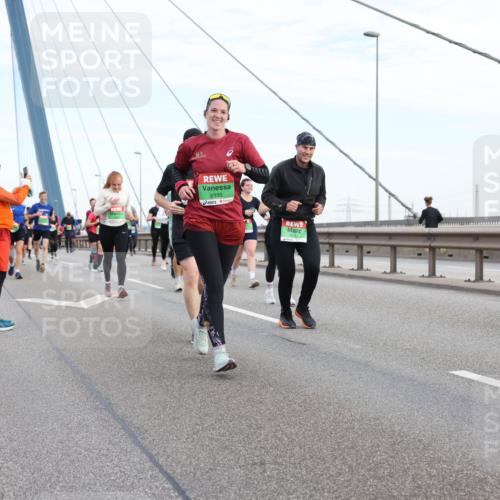 03.10.2025 - Köhlbrandbrückenlauf Lena Gebhardt http://msf.ph/oto/9198878 03.10.2025 15:36:15 Position 1 8335 meine-sportfotos.de
