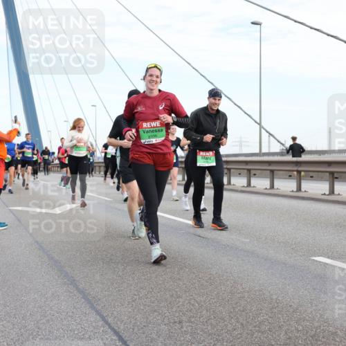 03.10.2025 - Köhlbrandbrückenlauf Lena Gebhardt http://msf.ph/oto/9198879 03.10.2025 15:36:15 Position 1 8335 meine-sportfotos.de