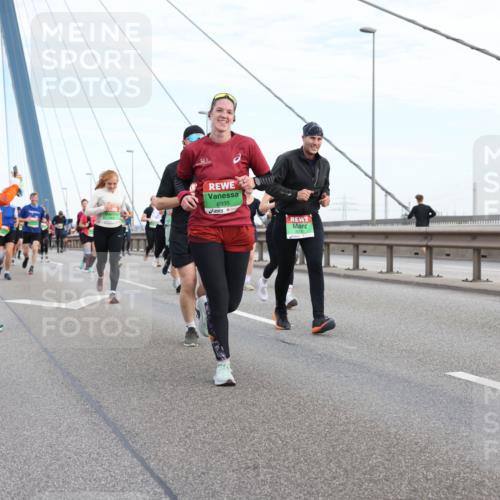 03.10.2025 - Köhlbrandbrückenlauf Lena Gebhardt http://msf.ph/oto/9198880 03.10.2025 15:36:15 Position 1 8335 meine-sportfotos.de