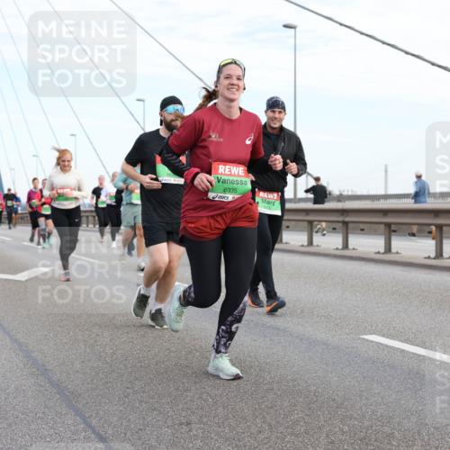 03.10.2025 - Köhlbrandbrückenlauf Lena Gebhardt http://msf.ph/oto/9198881 03.10.2025 15:36:15 Position 1 8335, 8233 meine-sportfotos.de
