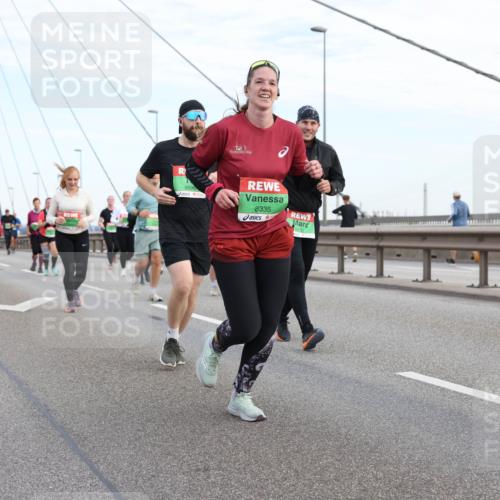 03.10.2025 - Köhlbrandbrückenlauf Lena Gebhardt http://msf.ph/oto/9198882 03.10.2025 15:36:15 Position 1 8696, 8335 meine-sportfotos.de