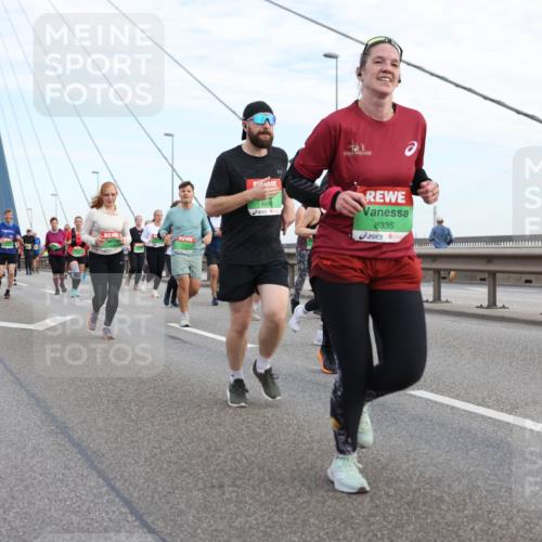 03.10.2025 - Köhlbrandbrückenlauf Lena Gebhardt http://msf.ph/oto/9198884 03.10.2025 15:36:16 Position 1 8335 meine-sportfotos.de