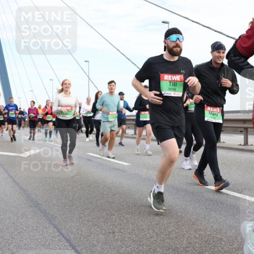 03.10.2025 - Köhlbrandbrückenlauf Lena Gebhardt http://msf.ph/oto/9198887 03.10.2025 15:36:16 Position 1 8696, 8233, 8335 meine-sportfotos.de