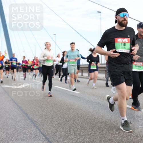 03.10.2025 - Köhlbrandbrückenlauf Lena Gebhardt http://msf.ph/oto/9198888 03.10.2025 15:36:16 Position 1 8696 meine-sportfotos.de