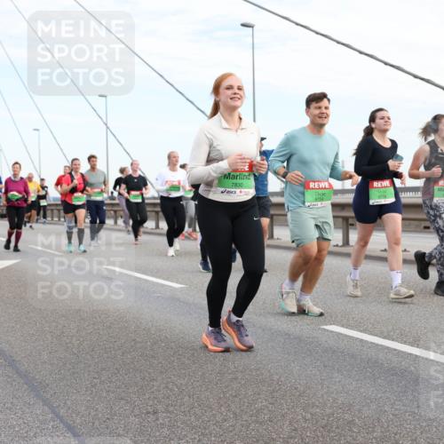 03.10.2025 - Köhlbrandbrückenlauf Lena Gebhardt http://msf.ph/oto/9198895 03.10.2025 15:36:17 Position 1 8475, 7830, 9754, 9716, 8474 meine-sportfotos.de