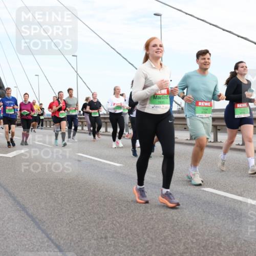 03.10.2025 - Köhlbrandbrückenlauf Lena Gebhardt http://msf.ph/oto/9198896 03.10.2025 15:36:17 Position 1 8475, 7830, 9754, 9716 meine-sportfotos.de