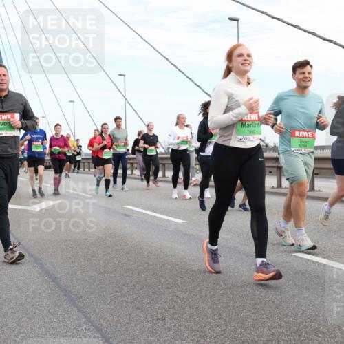 03.10.2025 - Köhlbrandbrückenlauf Lena Gebhardt http://msf.ph/oto/9198897 03.10.2025 15:36:18 Position 1 8475, 7830, 9754, 9716, 8474 meine-sportfotos.de