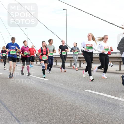 03.10.2025 - Köhlbrandbrückenlauf Lena Gebhardt http://msf.ph/oto/9198907 03.10.2025 15:36:19 Position 1 9079, 74 meine-sportfotos.de