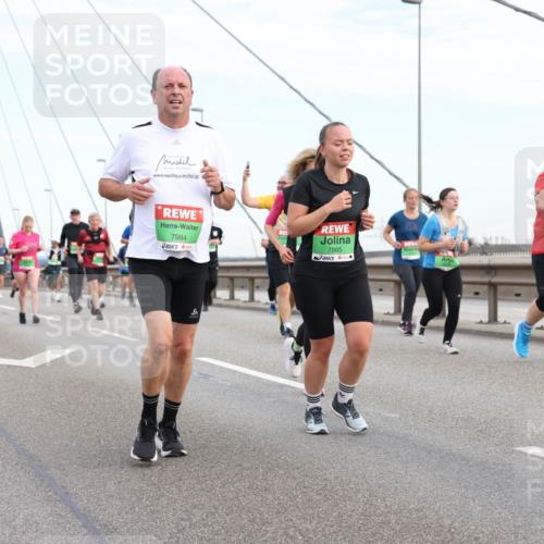 03.10.2025 - Köhlbrandbrückenlauf Lena Gebhardt http://msf.ph/oto/9198913 03.10.2025 15:36:23 Position 1 7984, 7985 meine-sportfotos.de