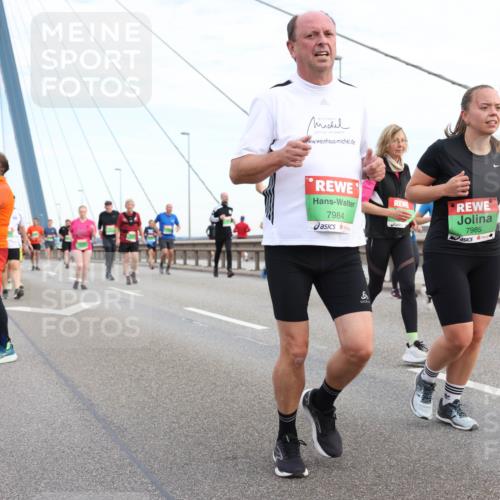 03.10.2025 - Köhlbrandbrückenlauf Lena Gebhardt http://msf.ph/oto/9198917 03.10.2025 15:36:24 Position 1 7984, 7985 meine-sportfotos.de