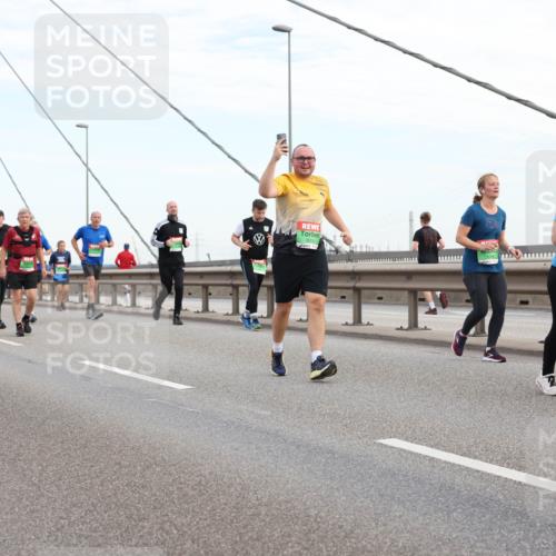03.10.2025 - Köhlbrandbrückenlauf Lena Gebhardt http://msf.ph/oto/9198919 03.10.2025 15:36:25 Position 1 9352 meine-sportfotos.de