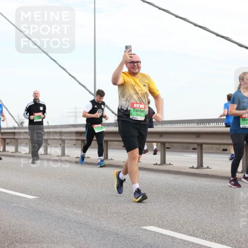 03.10.2025 - Köhlbrandbrückenlauf Lena Gebhardt http://msf.ph/oto/9198920 03.10.2025 15:36:25 Position 1 9352, 8386 meine-sportfotos.de