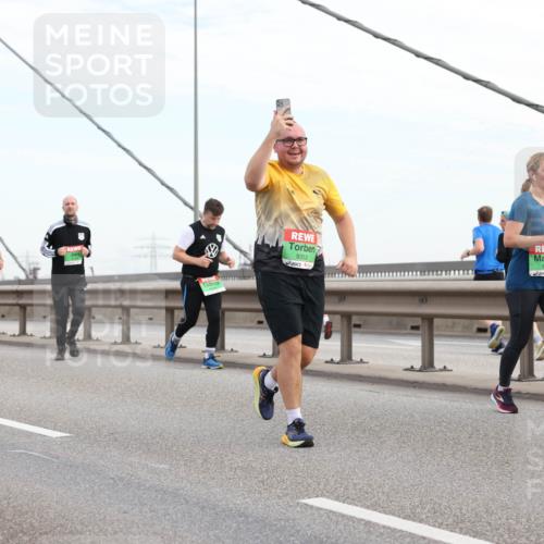 03.10.2025 - Köhlbrandbrückenlauf Lena Gebhardt http://msf.ph/oto/9198921 03.10.2025 15:36:25 Position 1 9352, 8386 meine-sportfotos.de