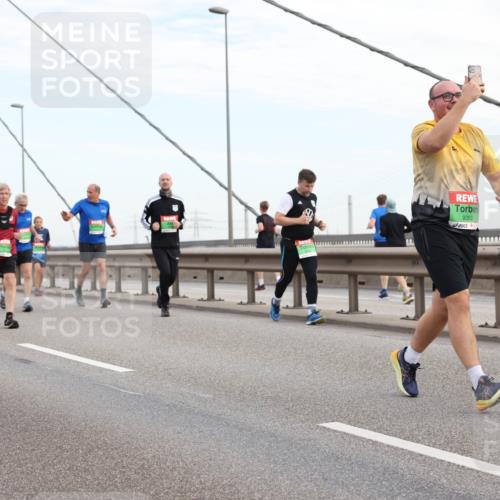 03.10.2025 - Köhlbrandbrückenlauf Lena Gebhardt http://msf.ph/oto/9198922 03.10.2025 15:36:26 Position 1 9352 meine-sportfotos.de