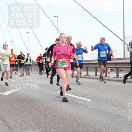03.10.2025 - Köhlbrandbrückenlauf Lena Gebhardt http://msf.ph/oto/9198924 03.10.2025 15:36:27 Position 1 8498, 9180 meine-sportfotos.de