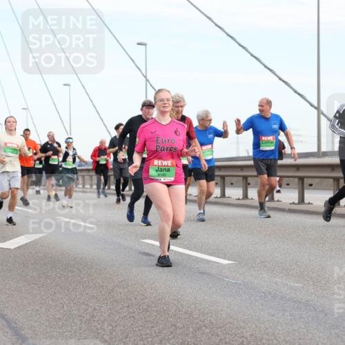 03.10.2025 - Köhlbrandbrückenlauf Lena Gebhardt http://msf.ph/oto/9198925 03.10.2025 15:36:27 Position 1 8498, 9180, 2 meine-sportfotos.de