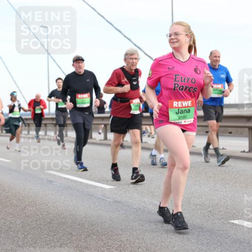 03.10.2025 - Köhlbrandbrückenlauf Lena Gebhardt http://msf.ph/oto/9198928 03.10.2025 15:36:29 Position 1 8498, 9180 meine-sportfotos.de