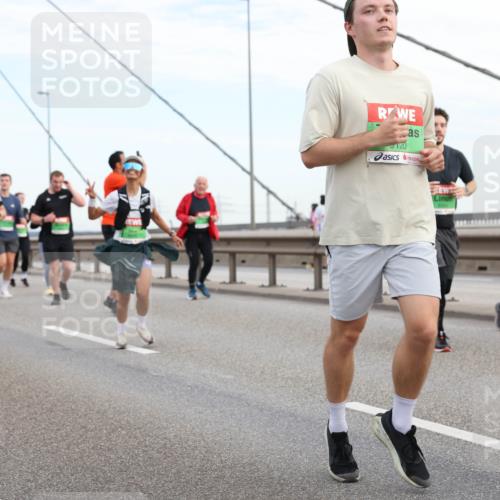 03.10.2025 - Köhlbrandbrückenlauf Lena Gebhardt http://msf.ph/oto/9198942 03.10.2025 15:36:32 Position 1 120 meine-sportfotos.de