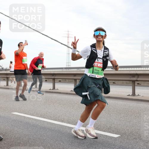 03.10.2025 - Köhlbrandbrückenlauf Lena Gebhardt http://msf.ph/oto/9198949 03.10.2025 15:36:35 Position 1 9121, 9685 meine-sportfotos.de