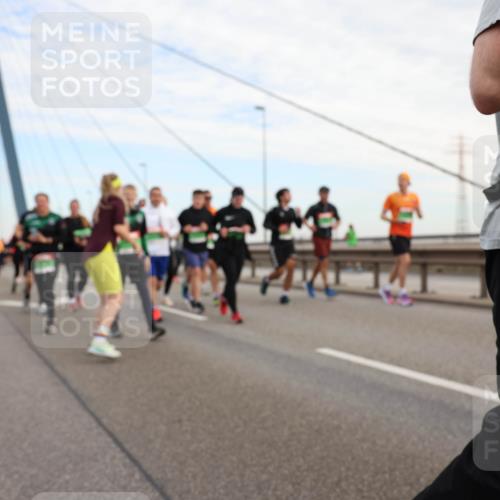 03.10.2025 - Köhlbrandbrückenlauf Lena Gebhardt http://msf.ph/oto/9198972 03.10.2025 15:36:41 Position 1  meine-sportfotos.de