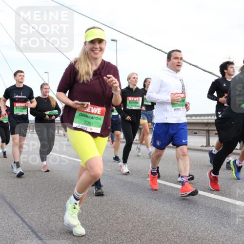 03.10.2025 - Köhlbrandbrückenlauf Lena Gebhardt http://msf.ph/oto/9198977 03.10.2025 15:36:43 Position 1 96, 7969, 9063, 7351, 9111, 8270 meine-sportfotos.de