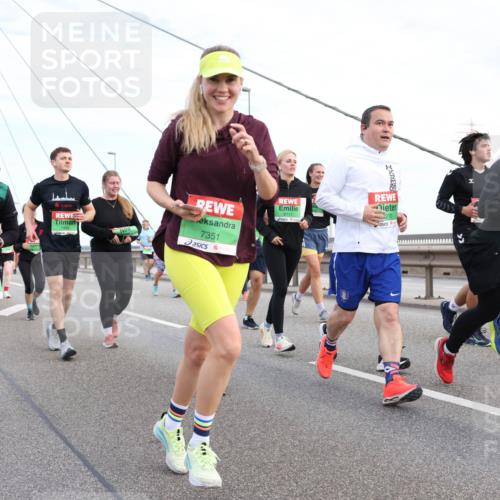 03.10.2025 - Köhlbrandbrückenlauf Lena Gebhardt http://msf.ph/oto/9198978 03.10.2025 15:36:43 Position 1 96, 25, 7351, 9111, 9063, 8438 meine-sportfotos.de