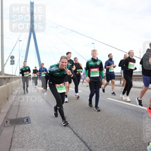 03.10.2025 - Köhlbrandbrückenlauf Lena Gebhardt http://msf.ph/oto/9198982 03.10.2025 15:36:44 Position 1 2, 900, 96, 7351 meine-sportfotos.de