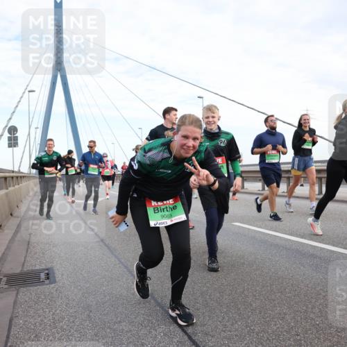 03.10.2025 - Köhlbrandbrückenlauf Lena Gebhardt http://msf.ph/oto/9198986 03.10.2025 15:36:44 Position 1 9005, 96, 9063 meine-sportfotos.de