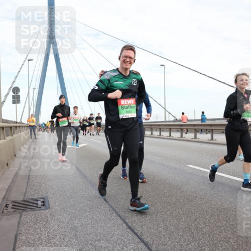 03.10.2025 - Köhlbrandbrückenlauf Lena Gebhardt http://msf.ph/oto/9198996 03.10.2025 15:36:46 Position 1 96, 9062 meine-sportfotos.de