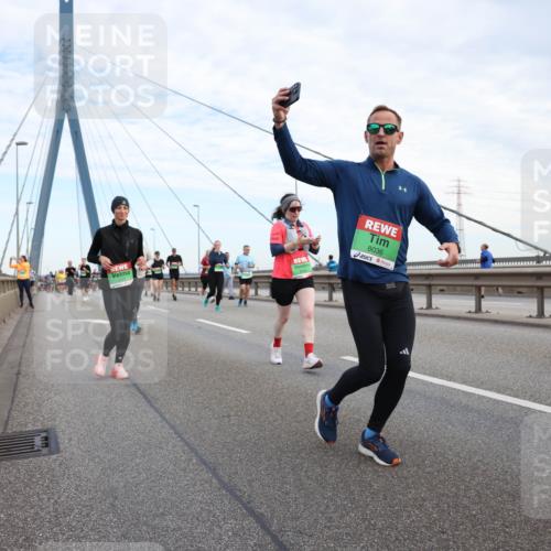 03.10.2025 - Köhlbrandbrückenlauf Lena Gebhardt http://msf.ph/oto/9199001 03.10.2025 15:36:47 Position 1 8036 meine-sportfotos.de