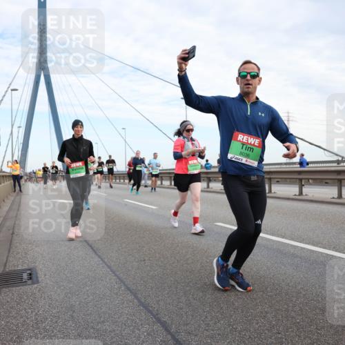 03.10.2025 - Köhlbrandbrückenlauf Lena Gebhardt http://msf.ph/oto/9199002 03.10.2025 15:36:47 Position 1 8036 meine-sportfotos.de