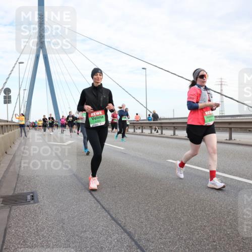 03.10.2025 - Köhlbrandbrückenlauf Lena Gebhardt http://msf.ph/oto/9199005 03.10.2025 15:36:48 Position 1 9393 meine-sportfotos.de