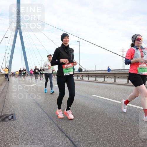 03.10.2025 - Köhlbrandbrückenlauf Lena Gebhardt http://msf.ph/oto/9199006 03.10.2025 15:36:48 Position 1 9393, 8536 meine-sportfotos.de