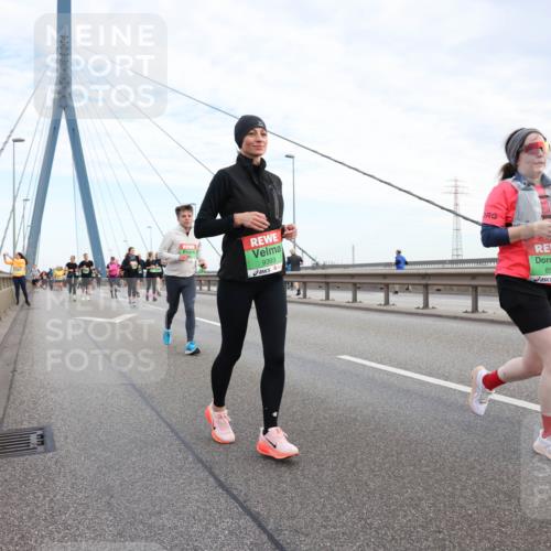 03.10.2025 - Köhlbrandbrückenlauf Lena Gebhardt http://msf.ph/oto/9199007 03.10.2025 15:36:48 Position 1 9393, 8536 meine-sportfotos.de