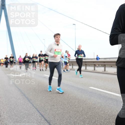 03.10.2025 - Köhlbrandbrückenlauf Lena Gebhardt http://msf.ph/oto/9199010 03.10.2025 15:36:49 Position 1 9393 meine-sportfotos.de