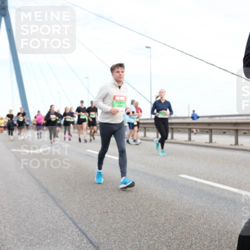 03.10.2025 - Köhlbrandbrückenlauf Lena Gebhardt http://msf.ph/oto/9199011 03.10.2025 15:36:49 Position 1  meine-sportfotos.de