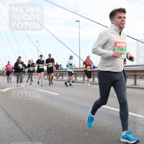 03.10.2025 - Köhlbrandbrückenlauf Lena Gebhardt http://msf.ph/oto/9199016 03.10.2025 15:36:50 Position 1 62 meine-sportfotos.de