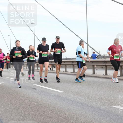 03.10.2025 - Köhlbrandbrückenlauf Lena Gebhardt http://msf.ph/oto/9199017 03.10.2025 15:36:50 Position 1  meine-sportfotos.de