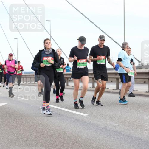 03.10.2025 - Köhlbrandbrückenlauf Lena Gebhardt http://msf.ph/oto/9199020 03.10.2025 15:36:51 Position 1 8156, 8112, 7970 meine-sportfotos.de